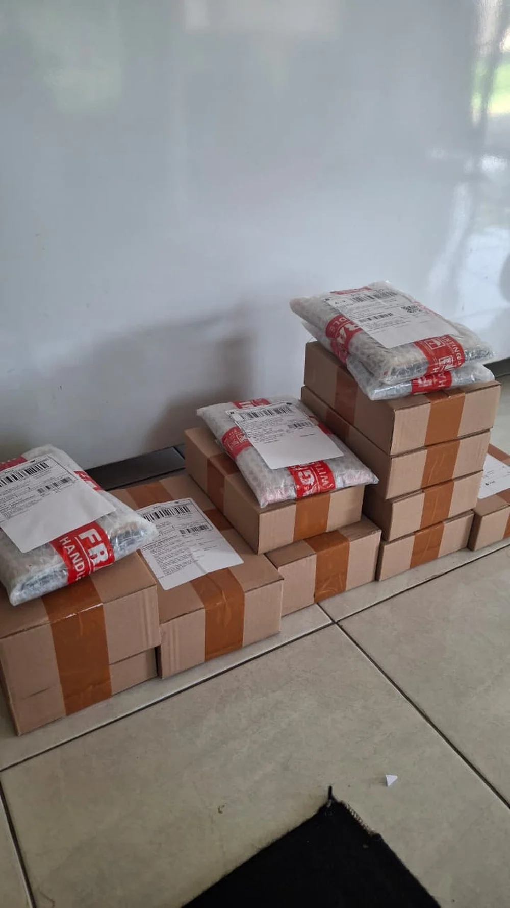Tumpukan paket pesanan DMK yang siap dikirim